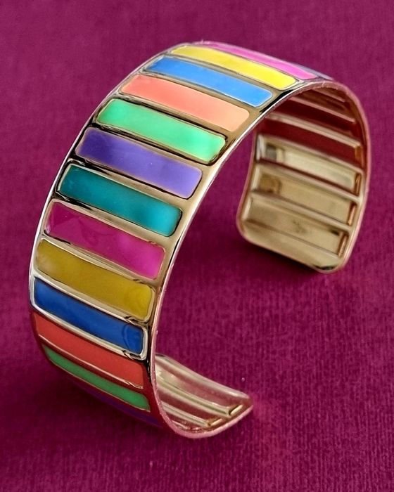 Pulseira dourada, em aço, com riscas coloridas. Fácil colocação.