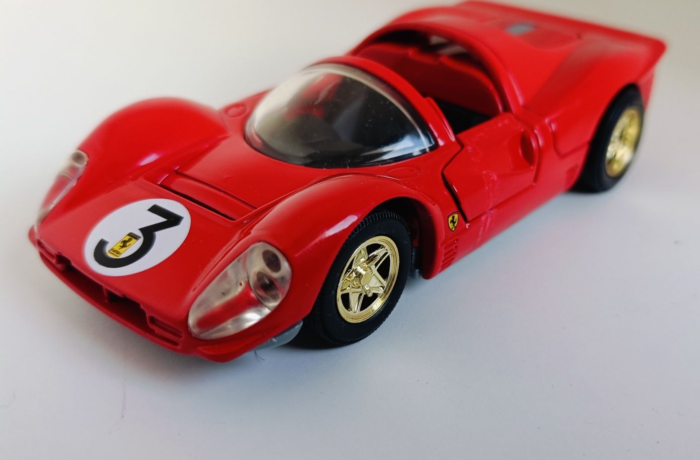 Ferrari 330 P4 (1967)

Miniatura em bom estado com caixa

Escala 1/36