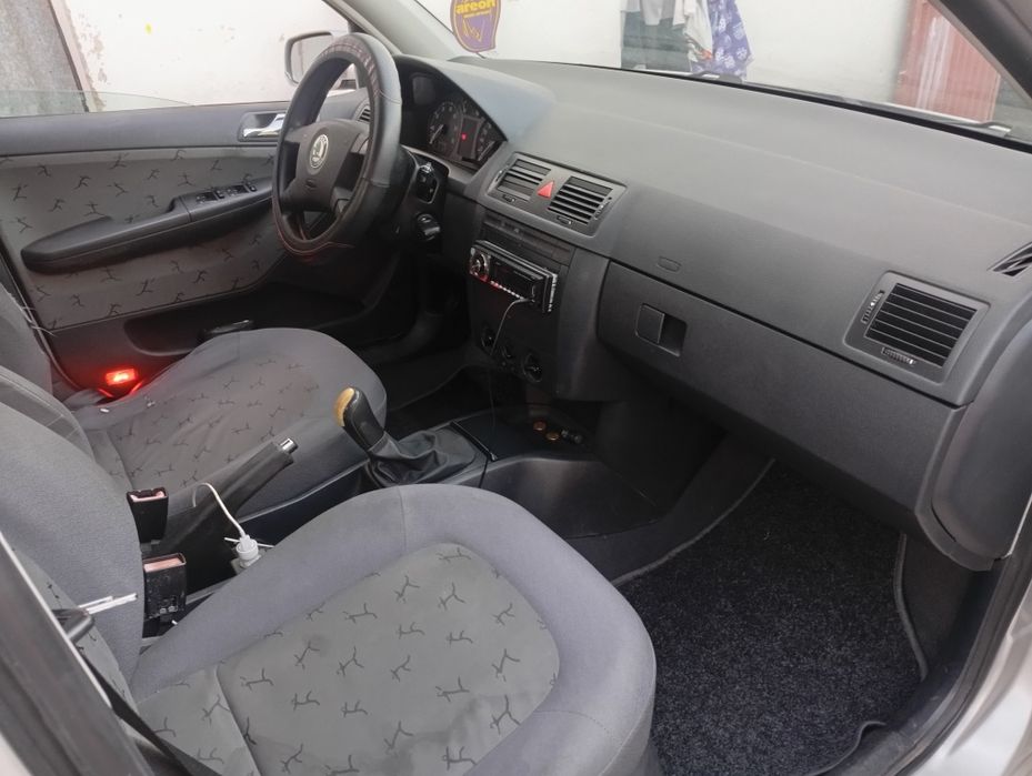 Skoda Fabia 1.4 em bom estado geral aceito troca