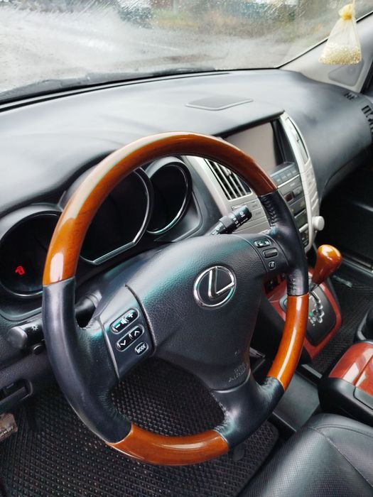 Автомобіль лексус RX350