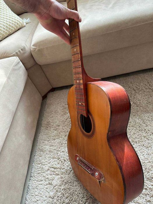 Продам шестиструнную акустическую гитару (нужен ремонт).