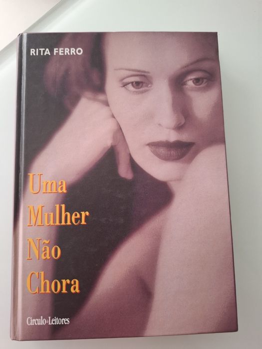 Livro " Uma mulher não chora"