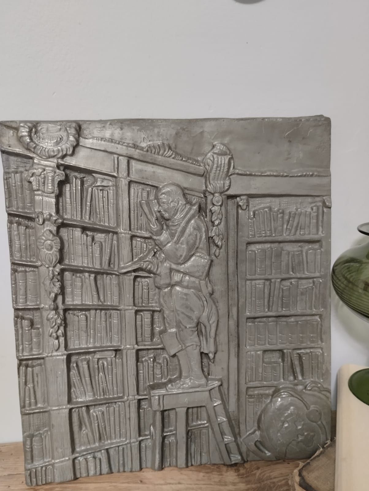 Obraz obrazek vintage stary rzeźba handmade plaskorzeźba bibliotekarz