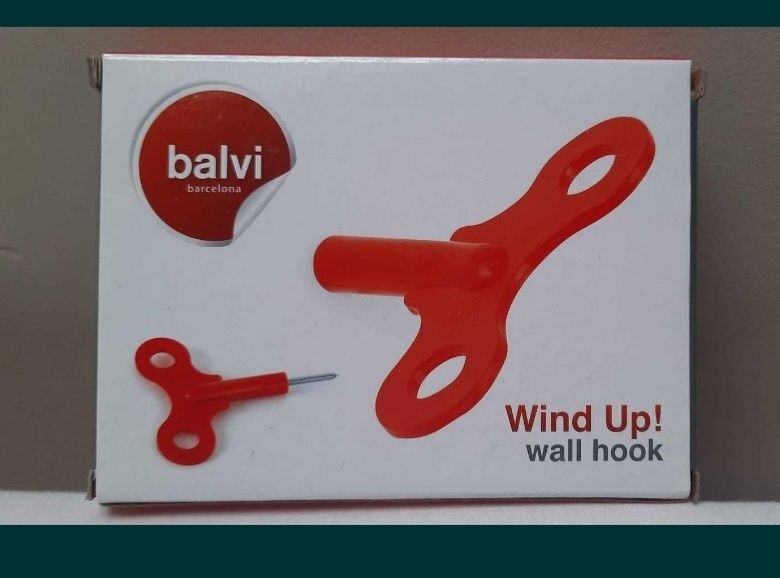 Wieszak śruba czerwony nowoczesny design Wind up! Balvi na ubrania