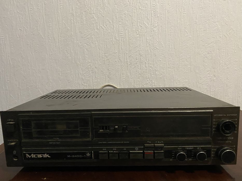 Продам магнитофон Маяк с колонками