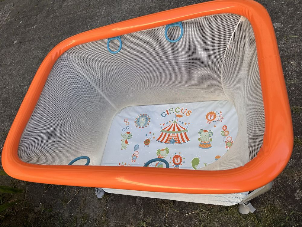 Parque infantil com marcas de uso