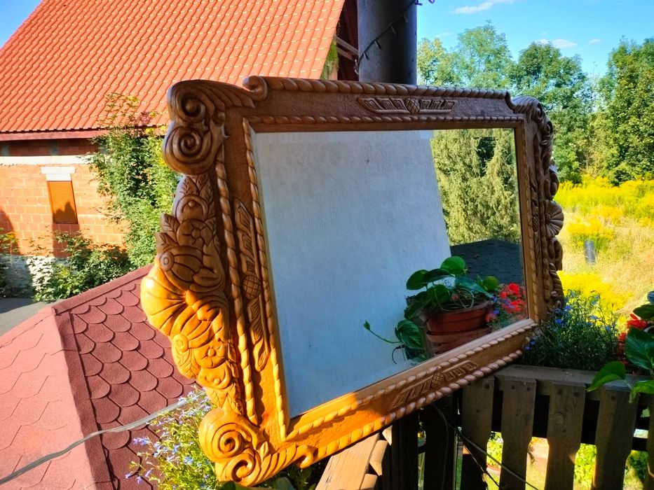 Stylowe lustro grawerowane z ręcznie rzeźbioną ramą ozdobną.