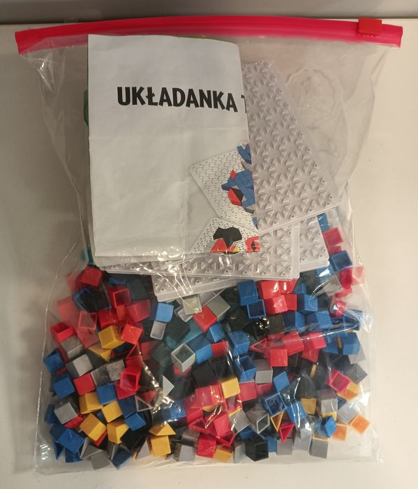 Zestaw: koraliki pysla, układanka, foremki, koraliki do nawlekania