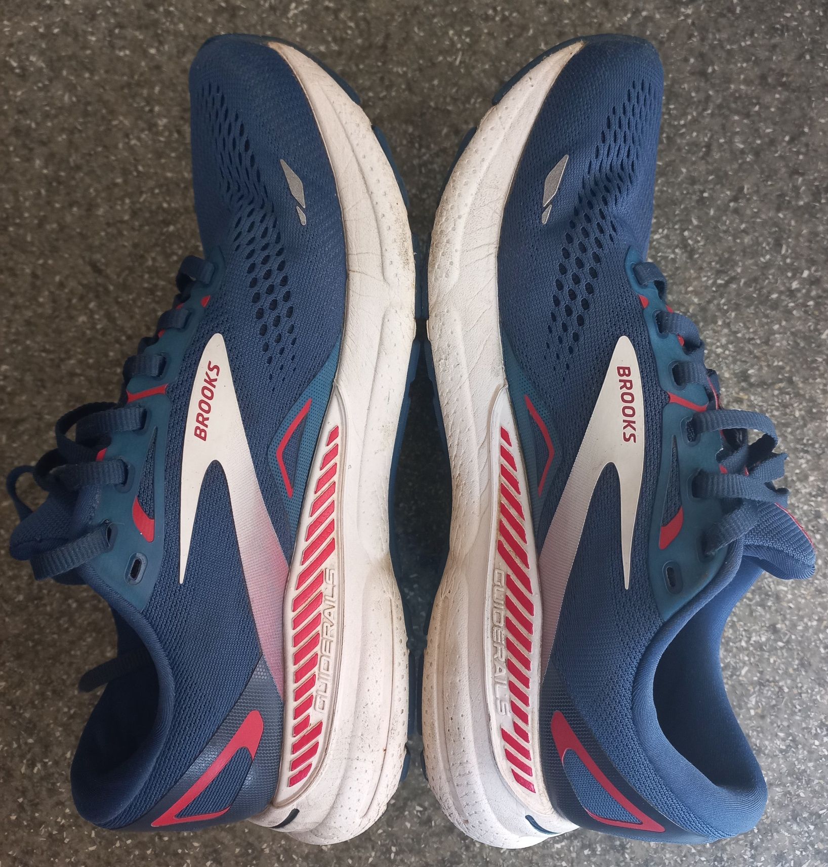Бігові кросівки Brooks Adrenaline GTS 23 розмір 40.5