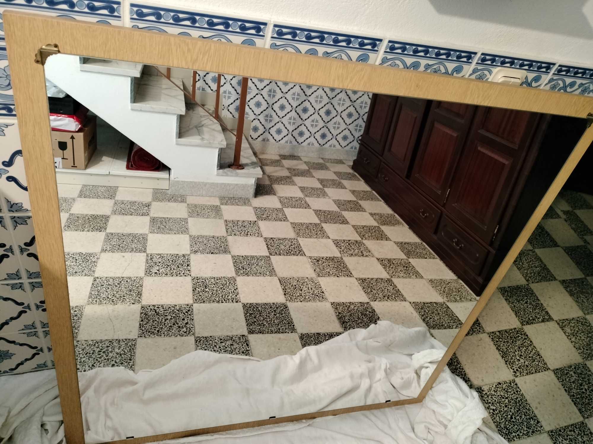 Espelho de parede com estrutura em madeira