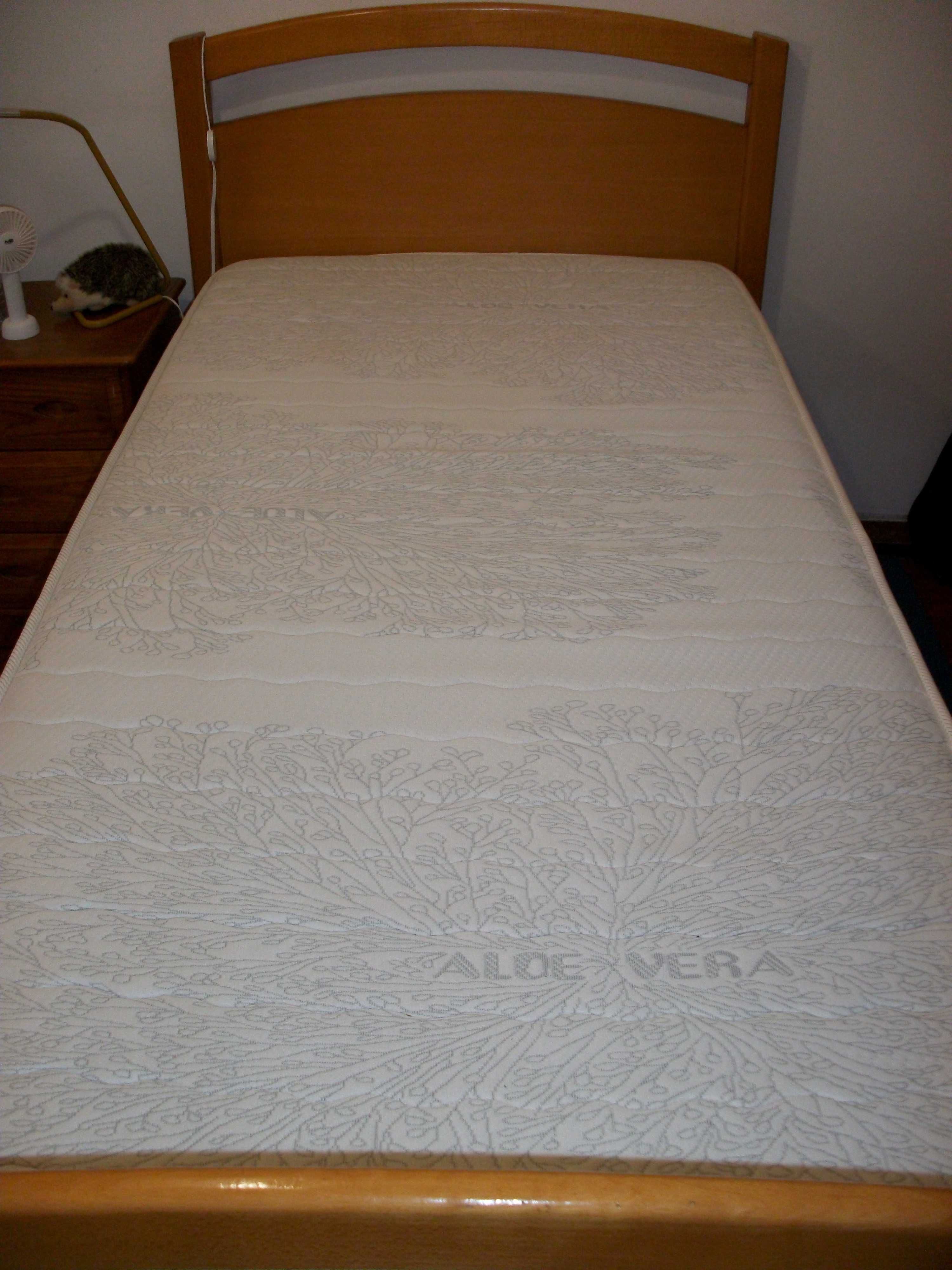 Cama Solteiro em Pinho 186cm x 90cm