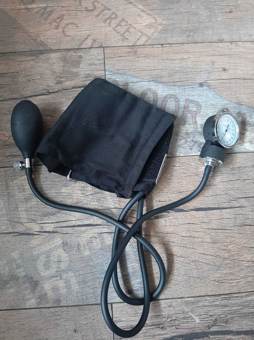 Ciśnieniomierz manualny  ze  stetoskopem i etui