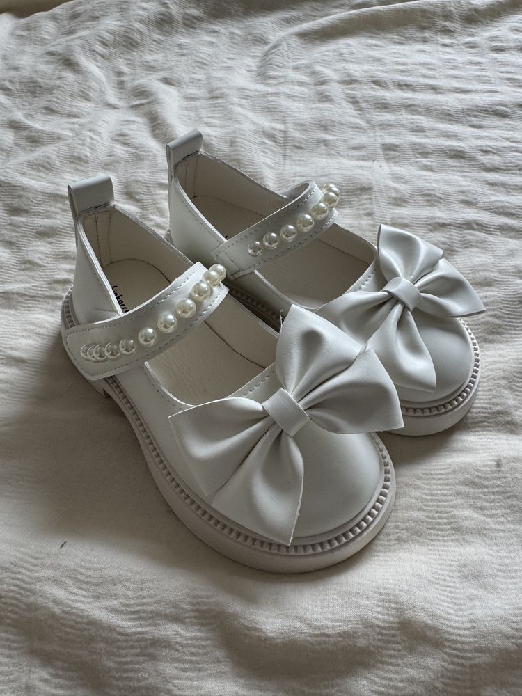 Nowe buty z kokardkami 27