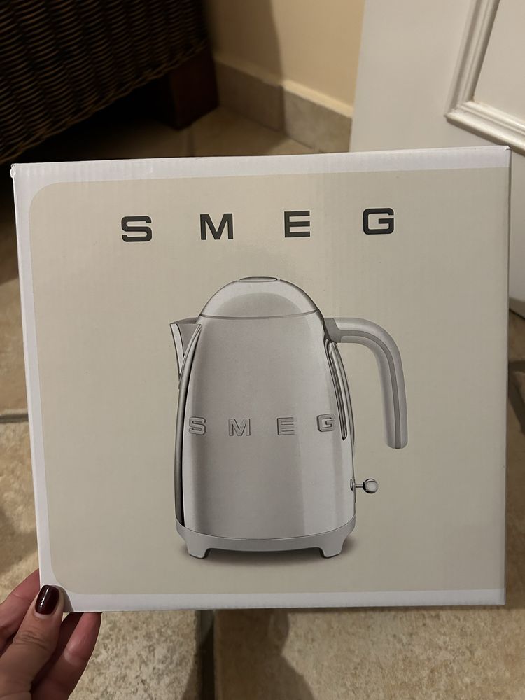 SMEG Chaleira 1,7l cor inox (a estrear)