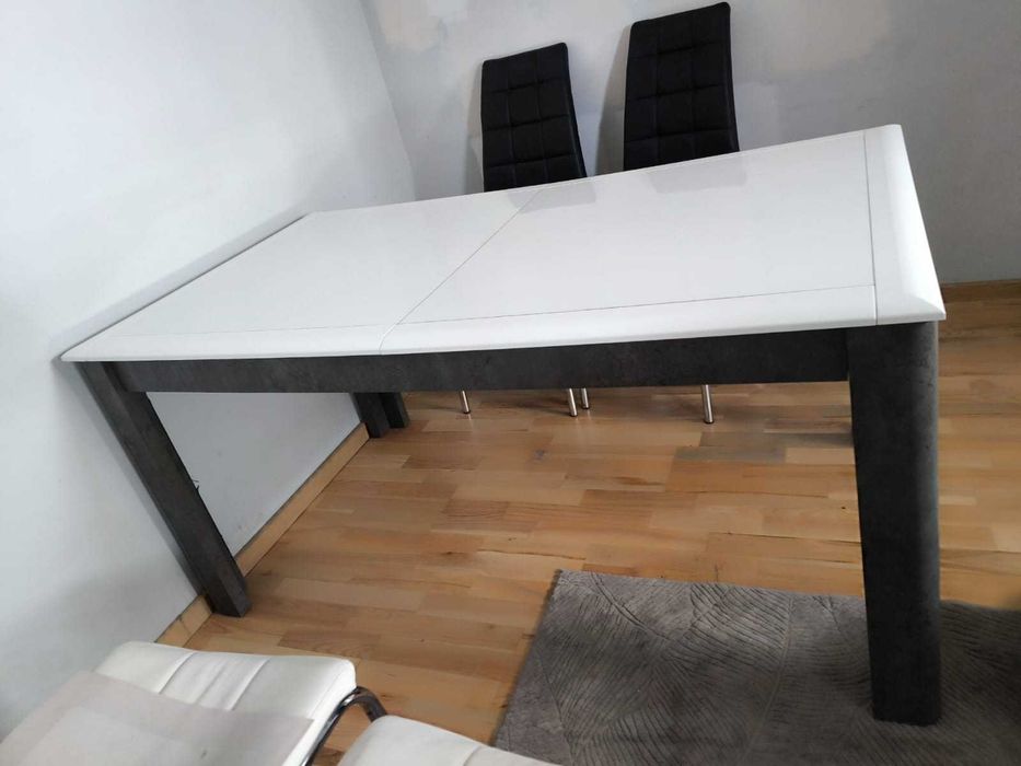 Stół z komodą i witryną