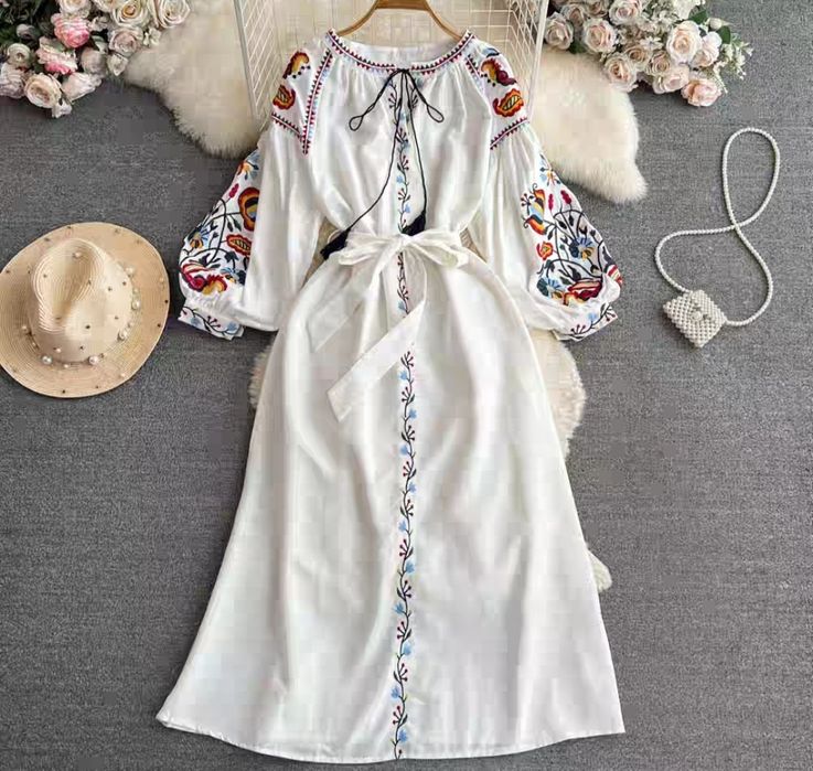 Вишита сукня міді.