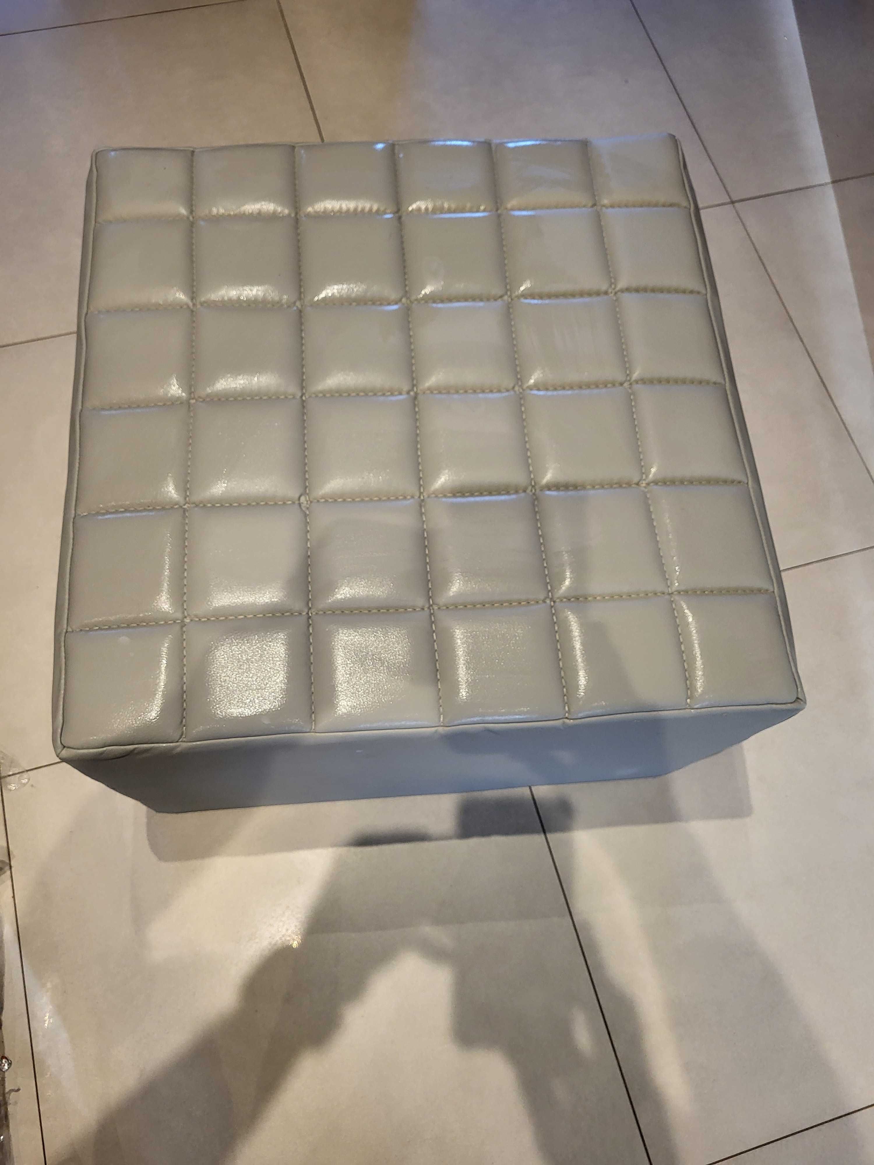 Pufa koloru szarego z funkcją spania z firmy Meblik 60x60.