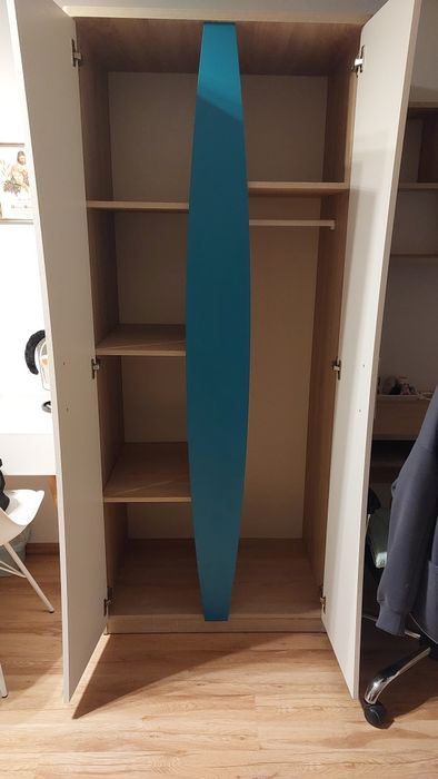 Zestaw mebli w kolorze biało, turkusowym oraz dąb sonona.