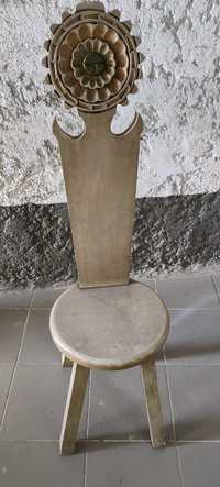 cadeira em madeira decorativa