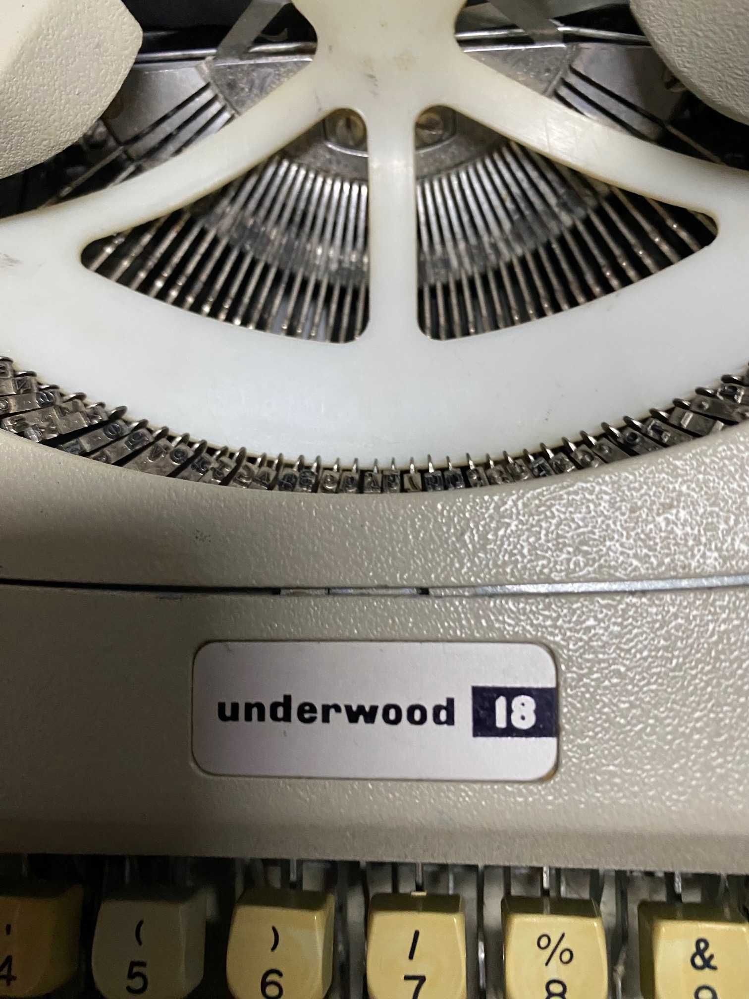 Máquina de escrever Underwood 18