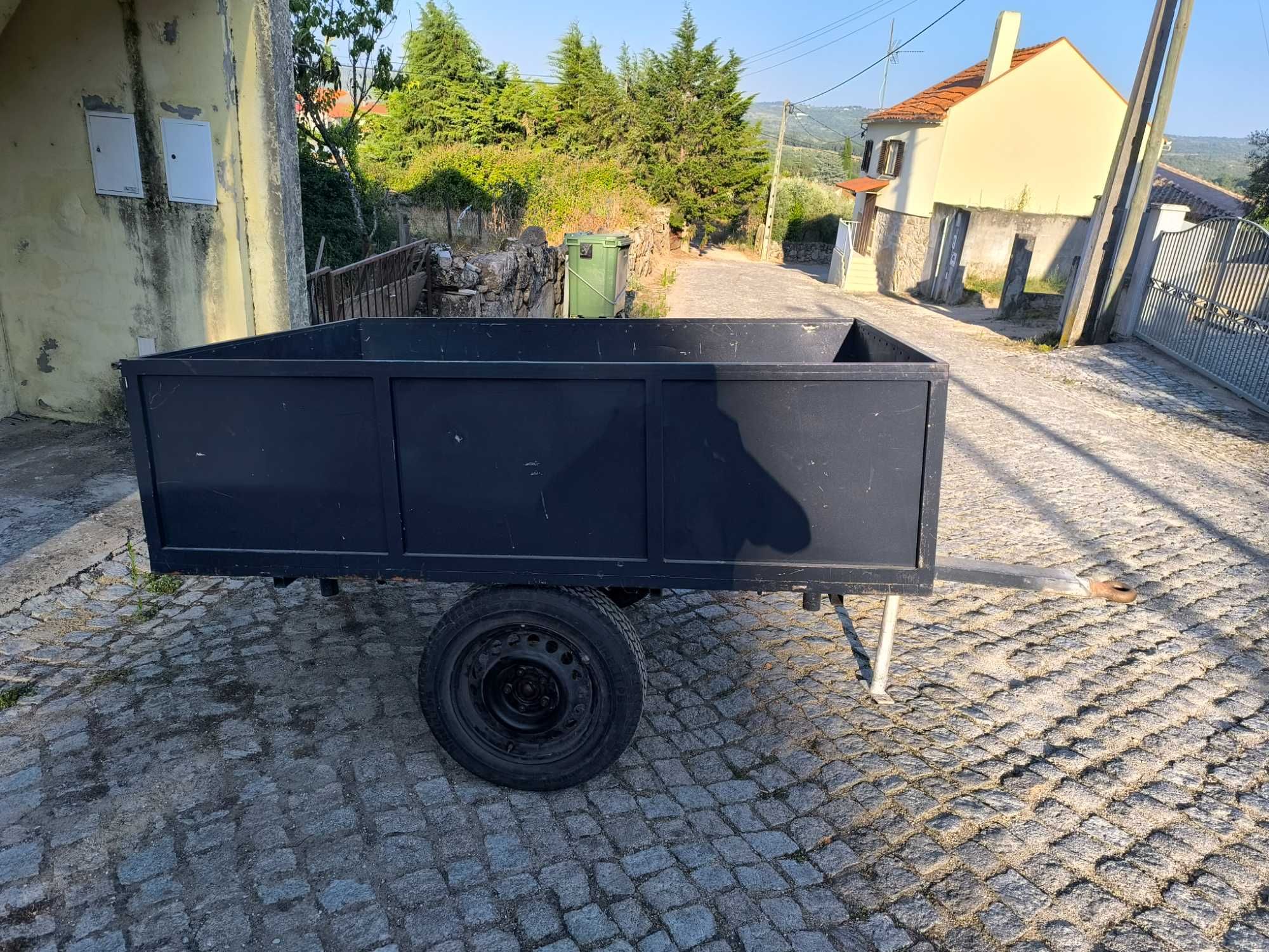 Vendo reboque com engate de trator