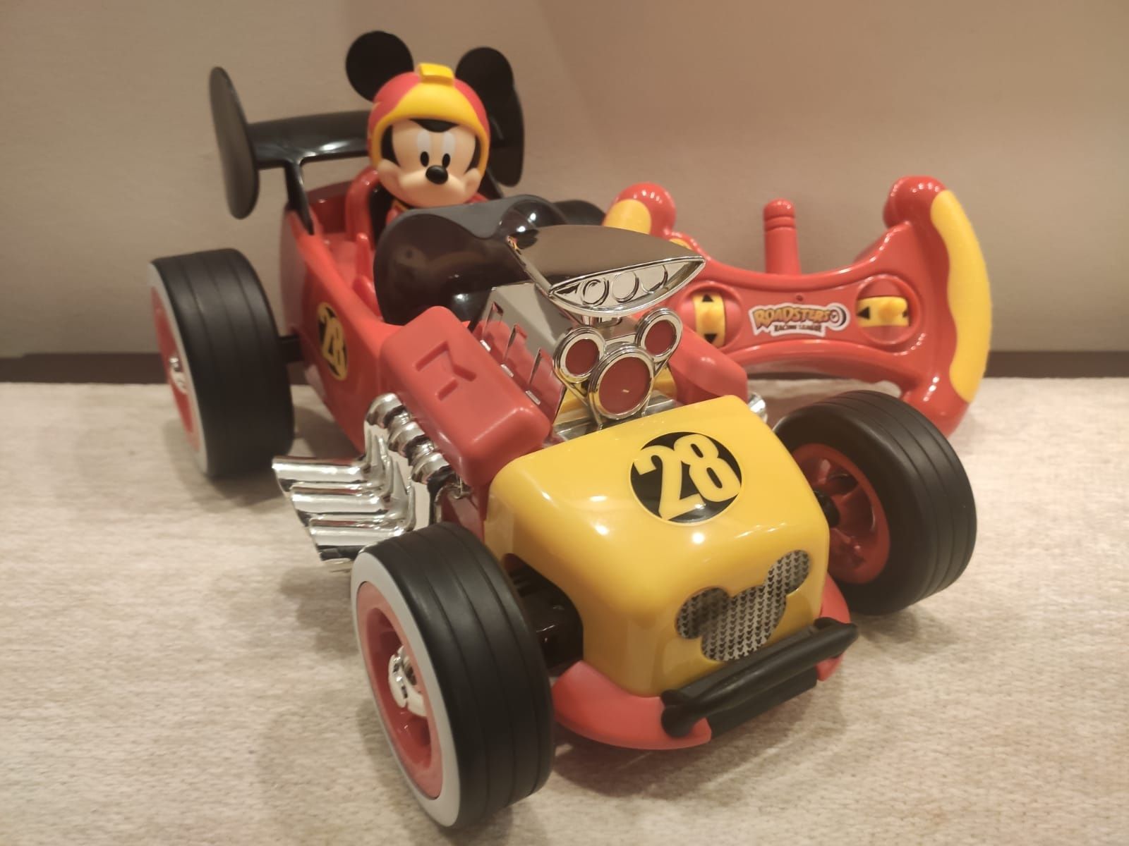 Vendo carro telecomandado Mickey Mouse em muito bom estado