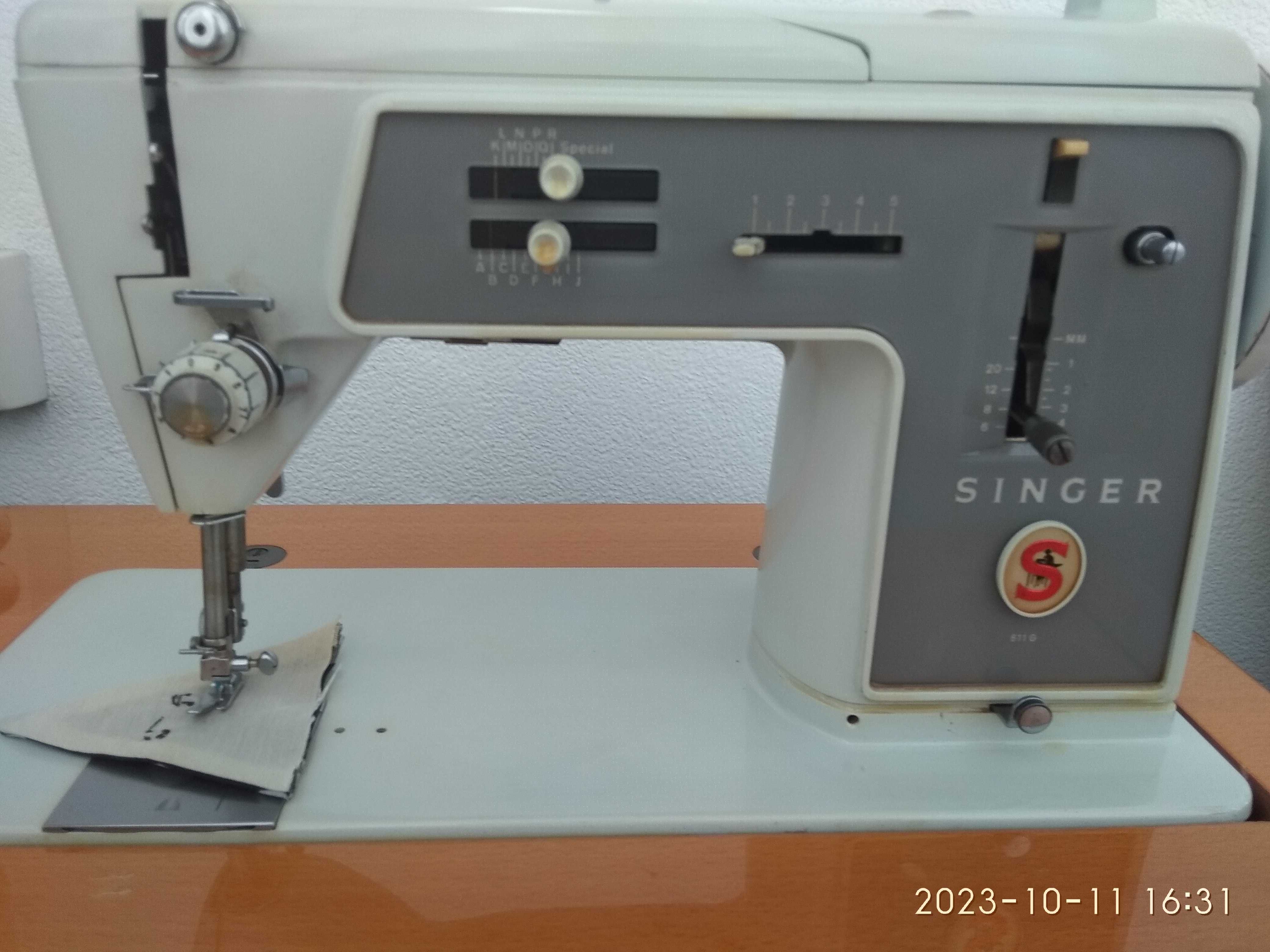 Máquina de costura Singer 611 G, integrada em móvel.