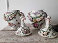 Kolekcjonerska para porcelanowych paryskich wazonów XIX w z pokrywką.