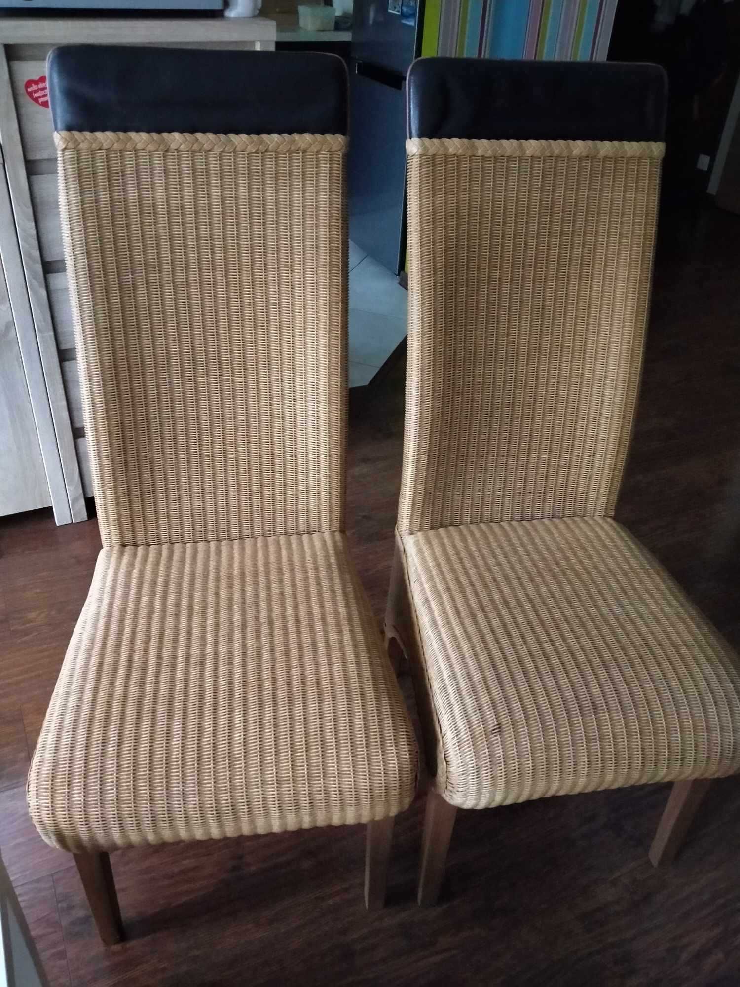 4 krzesła firmy Loom
