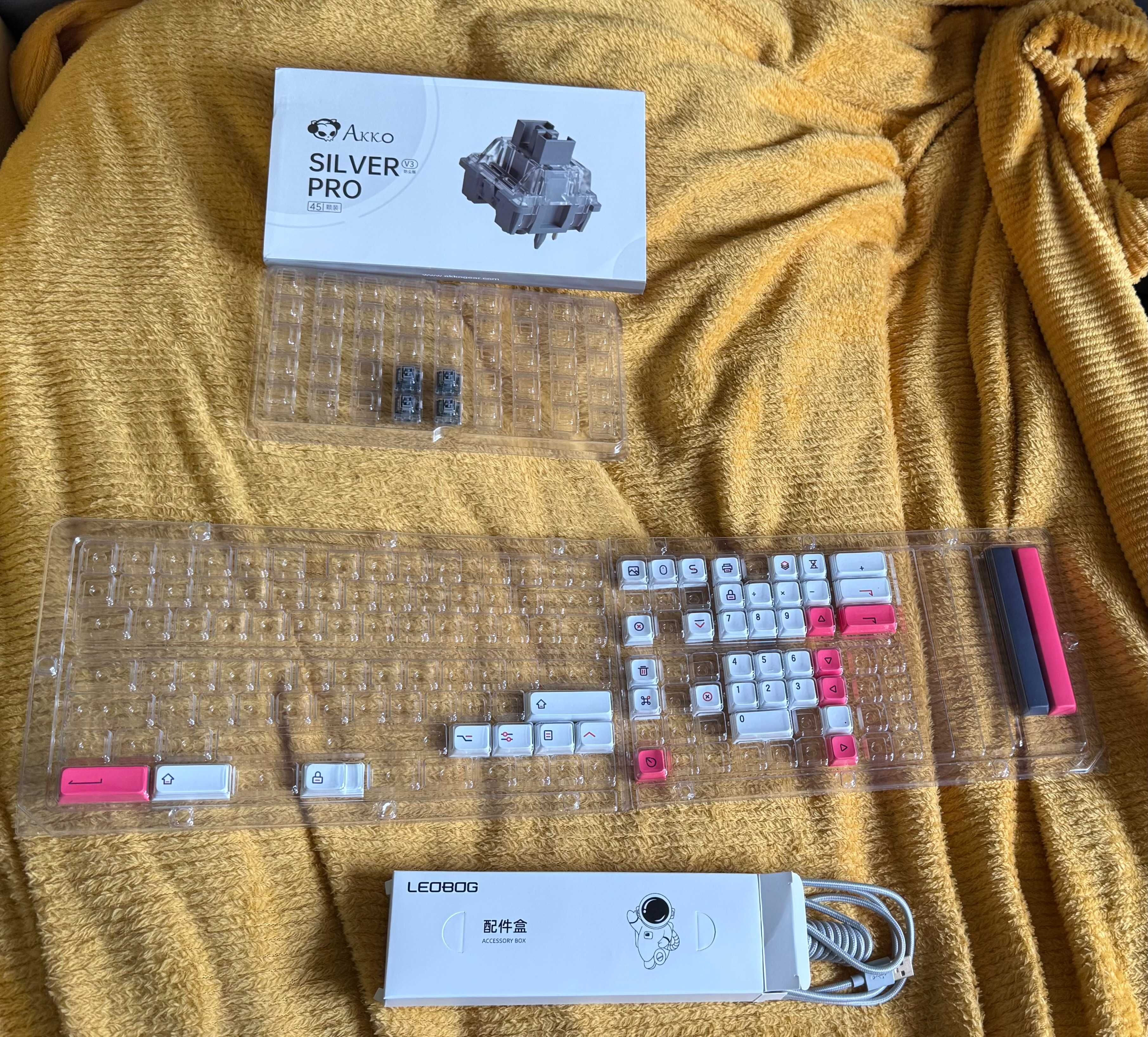 Leobog Hi75
Akko V3 pro silver switches
PBT keycaps XDA profile