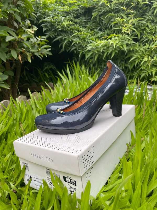 Sapatos Salto com Pedras Douradas