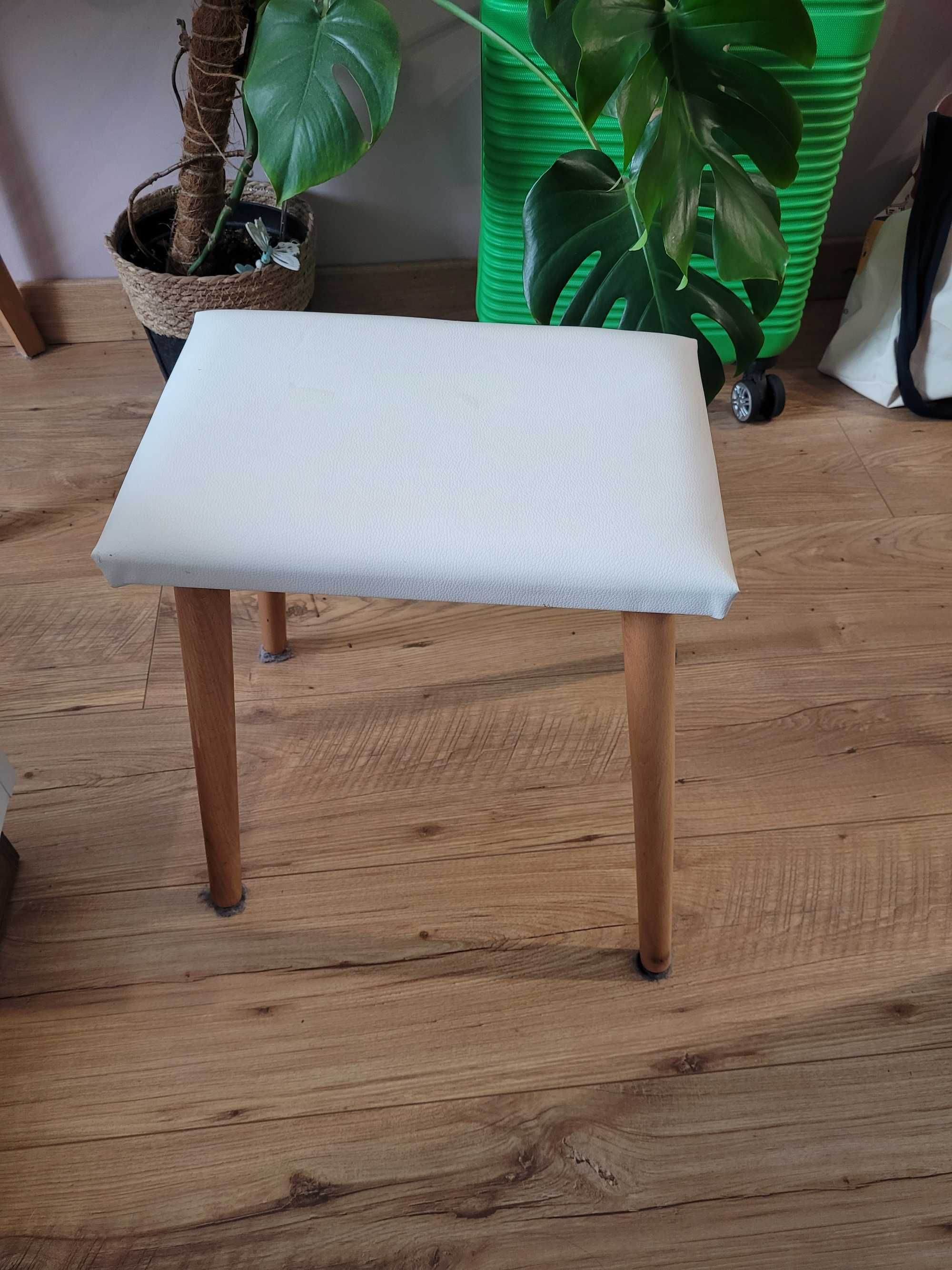 Śliczna toaletka w komplecie z lustrem i taboretem