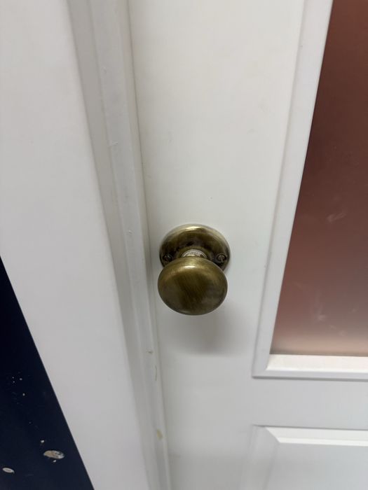 Porta branca com janela em muito bom estado