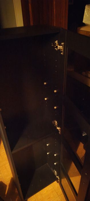 Estante com porta de vidro