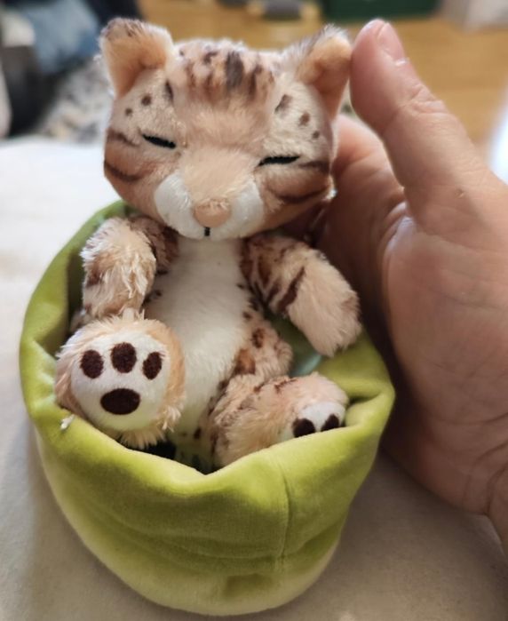 Плюшевая игрушка NICI Бенгальский кот 12 см, спит в корзине . Новый.