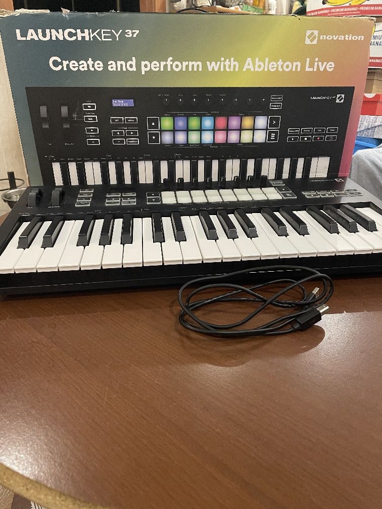 Міді клавіатура Novation Launchkey 37