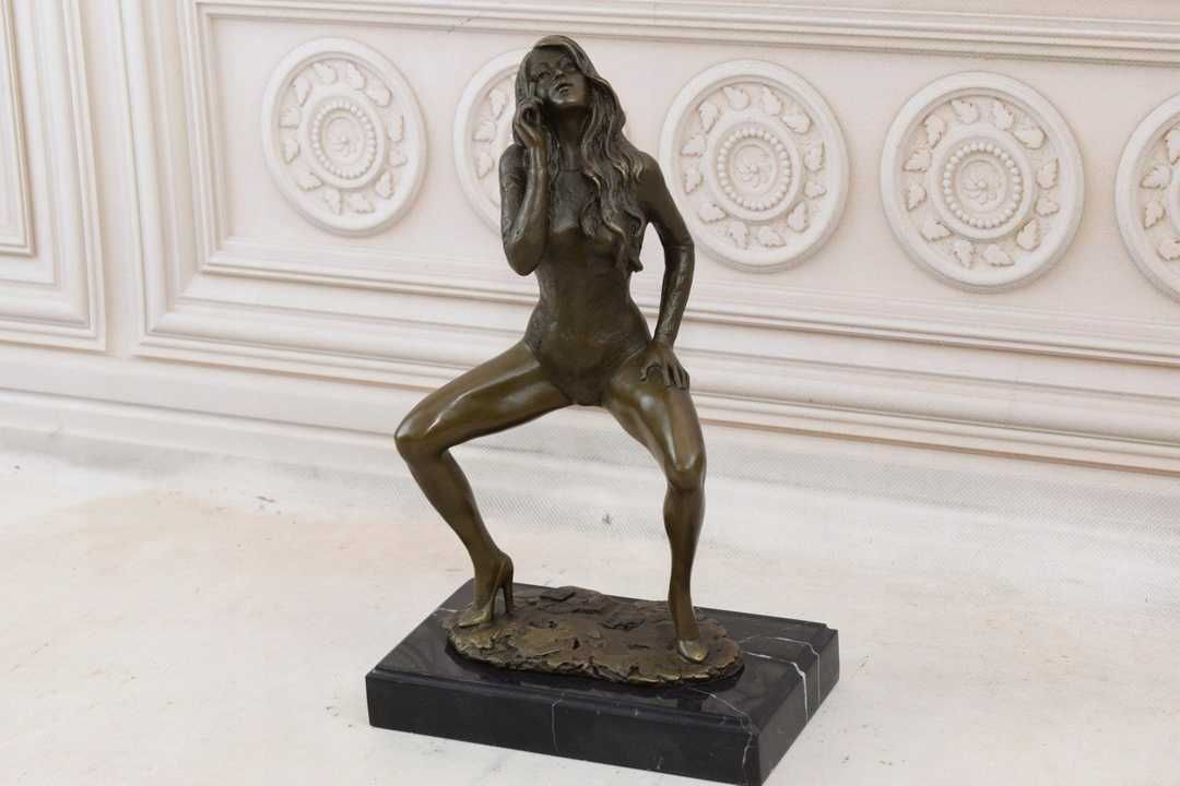 Akt Kobiety - Rozkraczona Kobieta w Szpilkach - Figura z Brązu