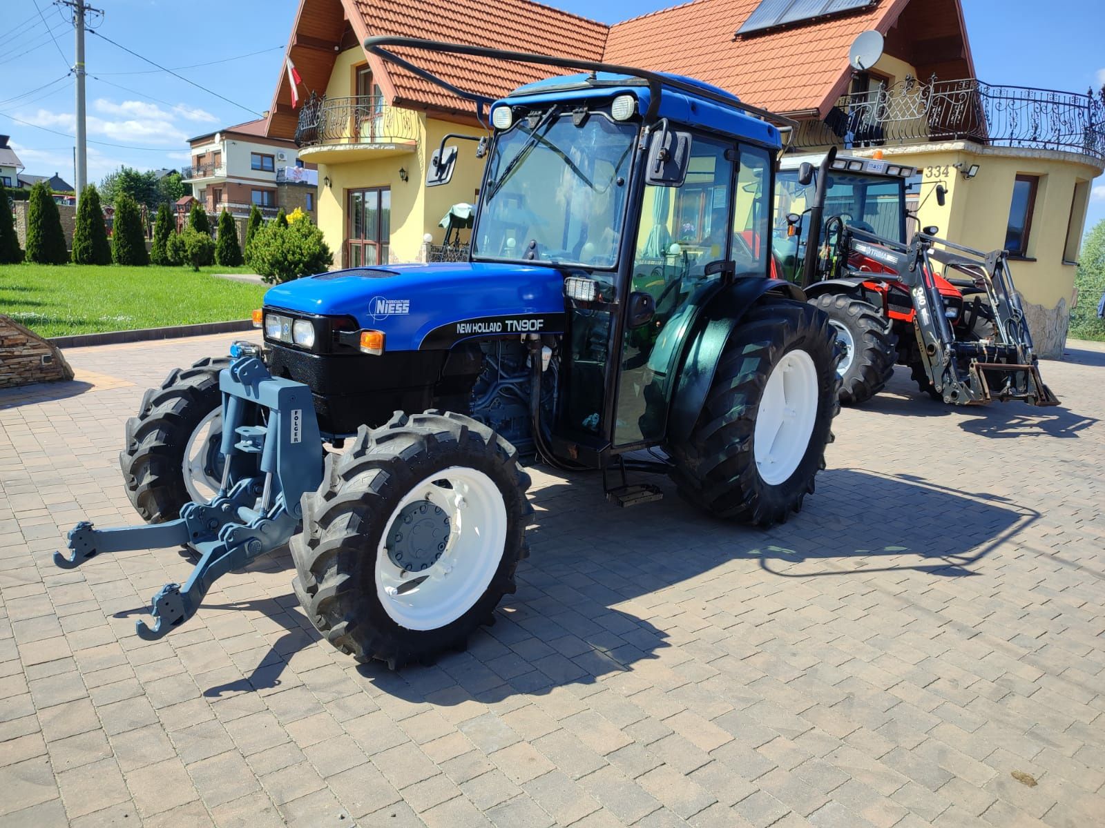 Ciągnik New Holland TN90F sadownik