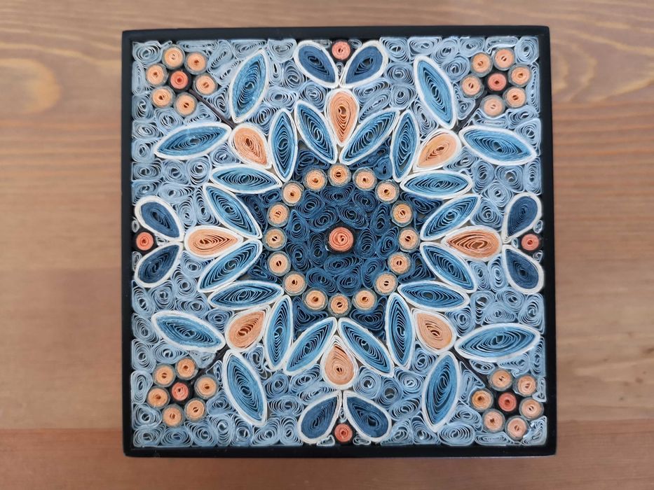 czarne pudełko szkatułka motyw kwiatowy z papieru 10x10x6,5cm