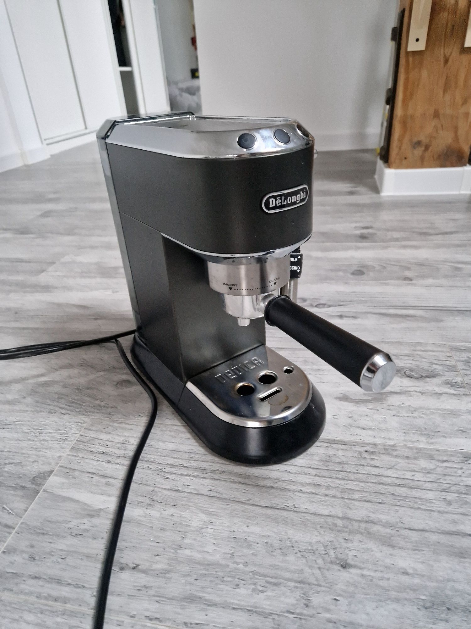 Ekspres DELONGHI prawie nowy