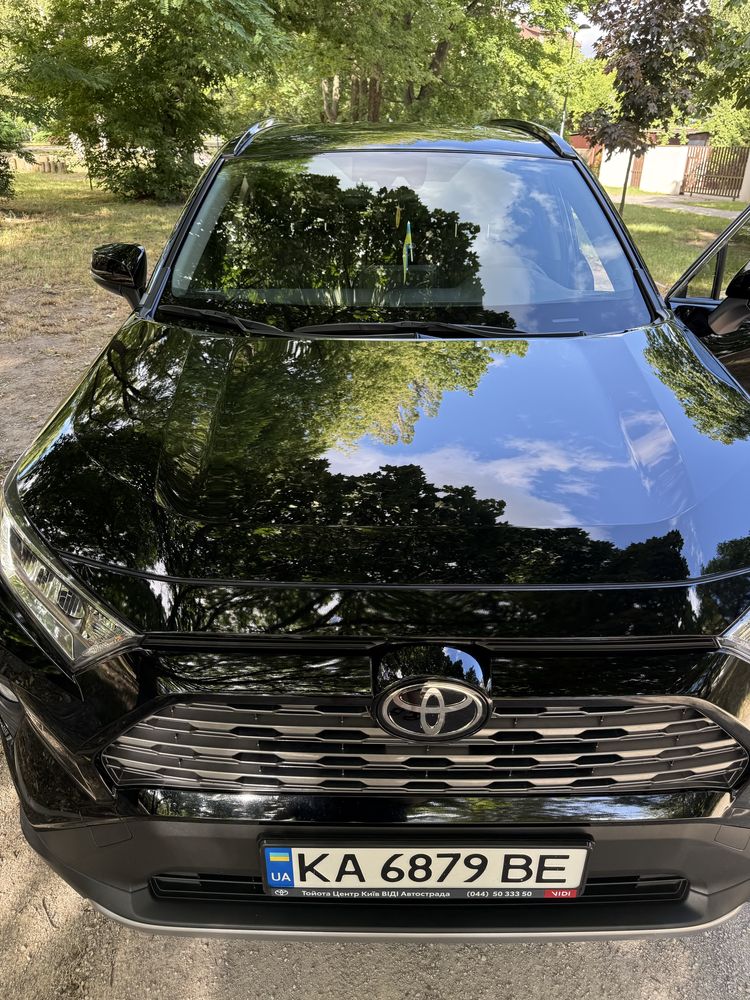 Продам TOYOTA RAV4 2021 року брала в автосалоні є всі документи