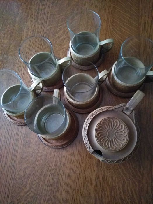Szklanki, uchwyty, podstawki, cukiernica. Komplet do kawy i herbaty.