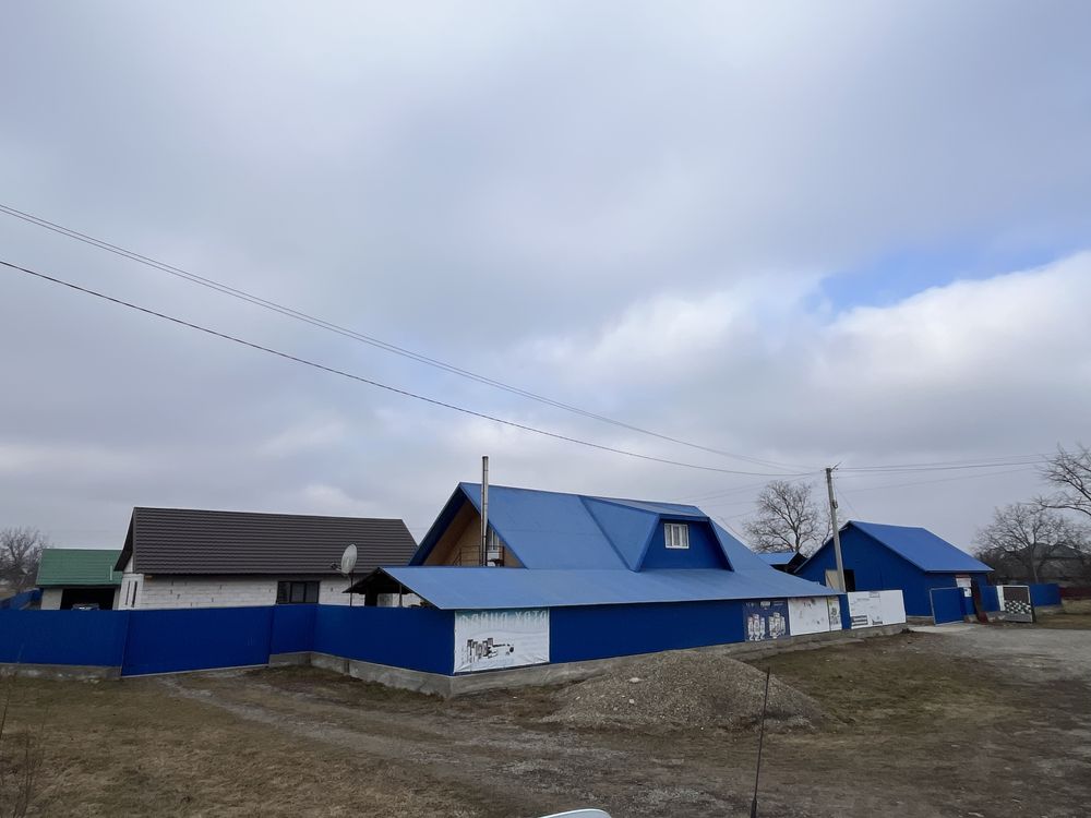 Продам 1га землі з складами і хатою
