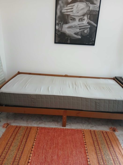 Cama -Sofá  com almofadas