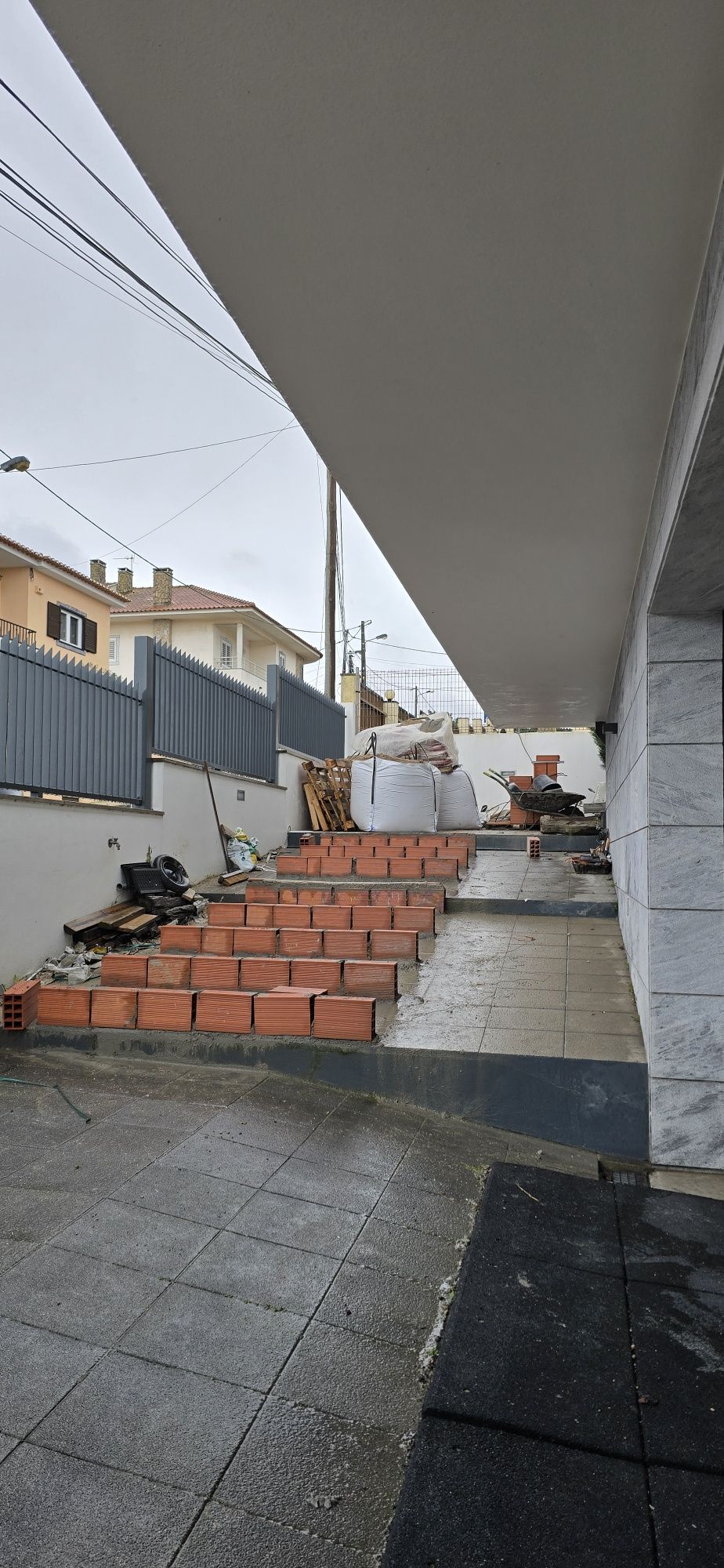Construção, pintura, demolição.