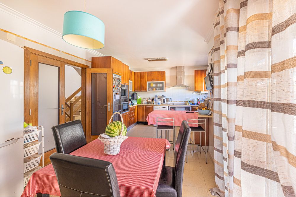 Moradia isolada T7 no Lourel-Sintra, no piso -1, tem um apartamento T2