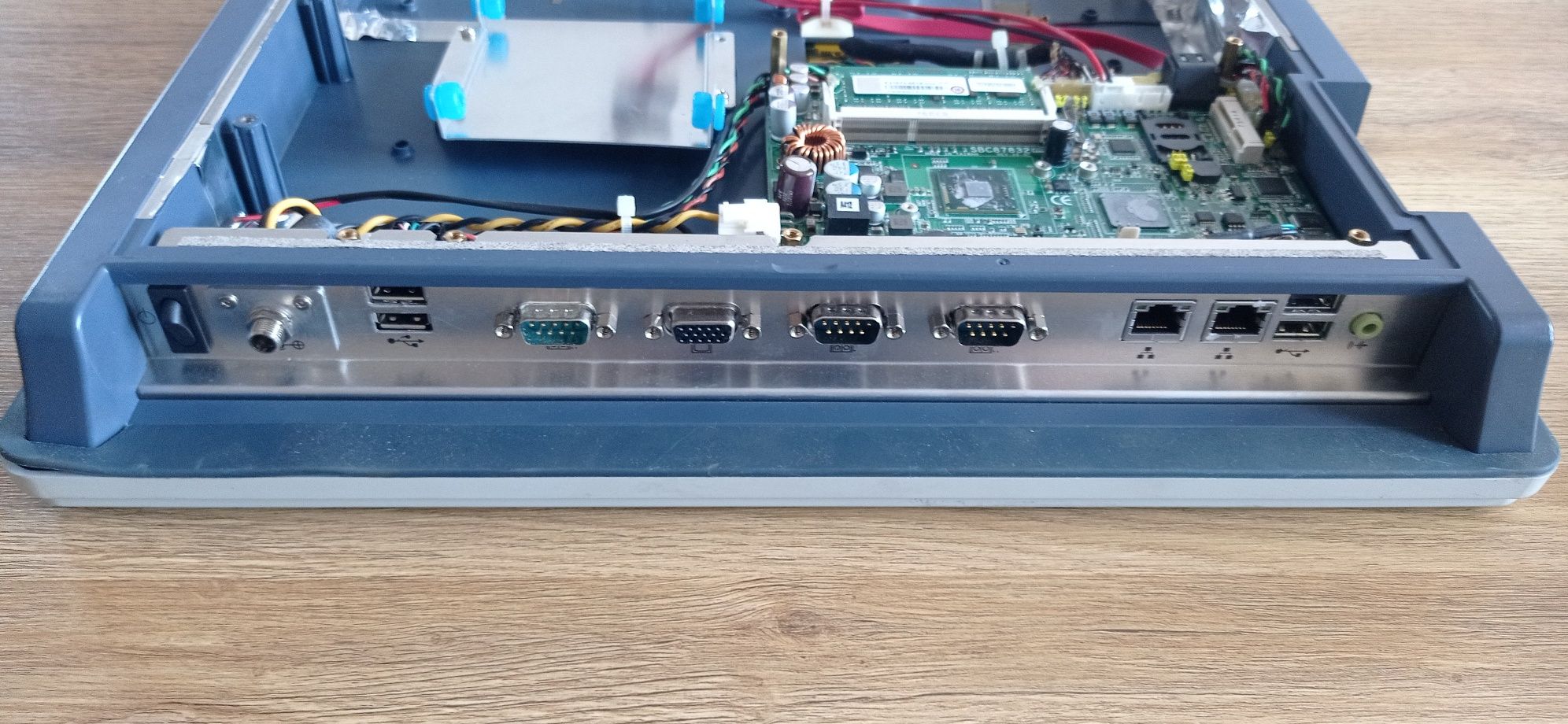 Komputer przemysłowy dotykowy axiomtek 3x rs232