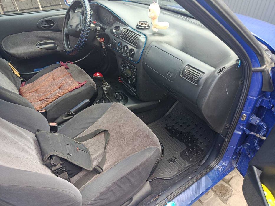 Машина Ford escort