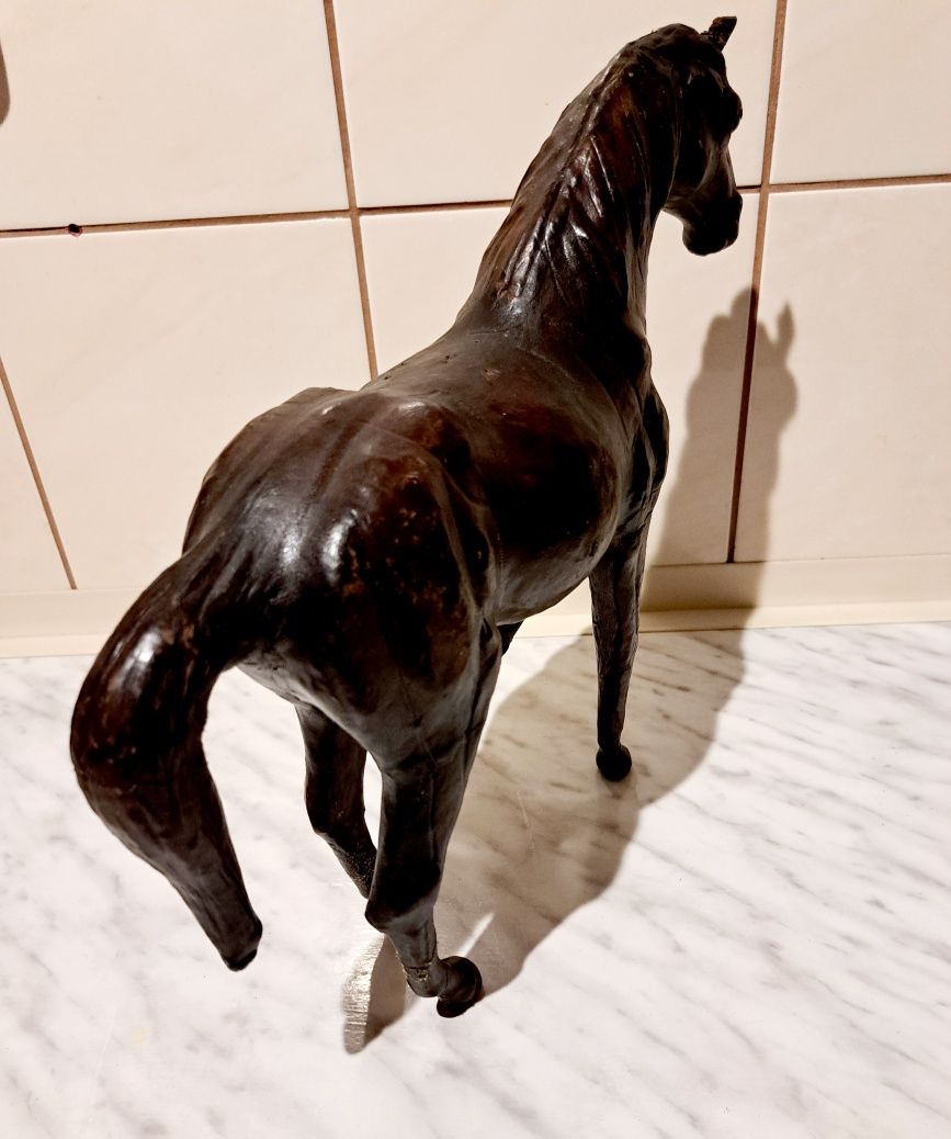 Koń, piękna figura ze skóry, wysokość ok. 31cm, orientalna ozdoba
