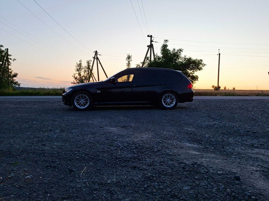 BMW 318D 8500 $    .